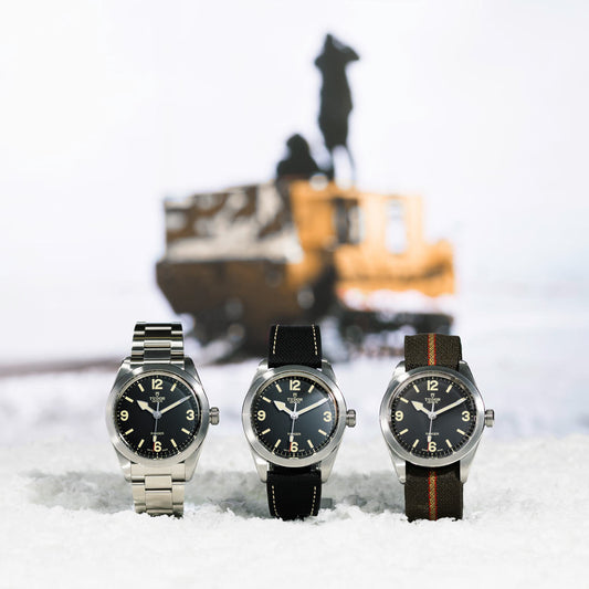 ステンレス、レザー、ファブリックの３種のベルト展開のチューダー レンジャーが、雪上に並んでいる